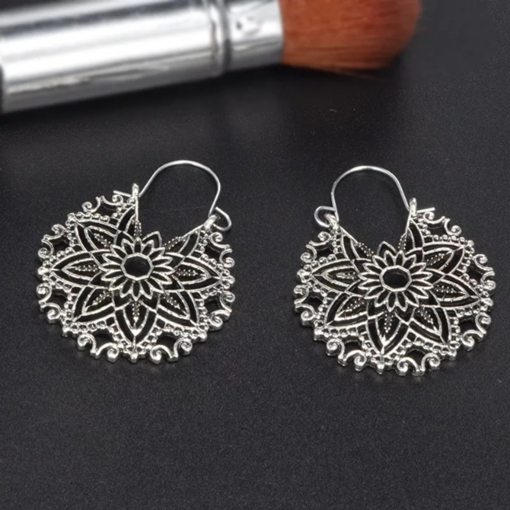 Boho antiqued flower earrings - Picture 3 of 10